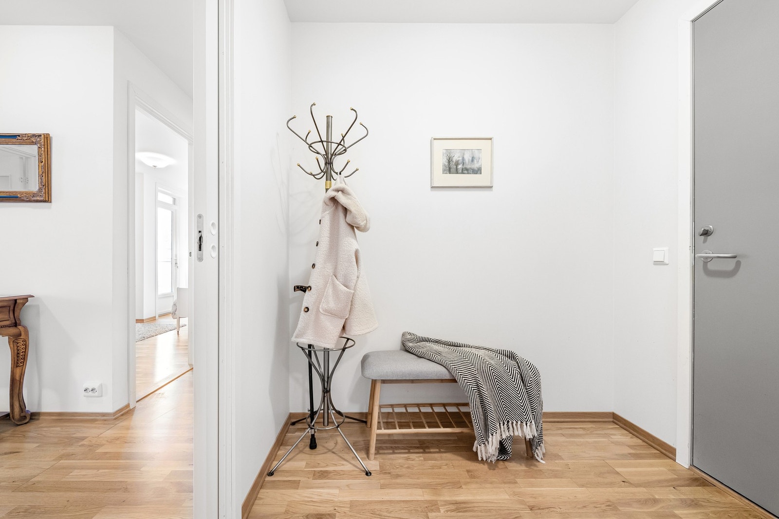 Velkommen inn! Blir det garderobeløsning på veggen? Du bestemmer. Galleribilde