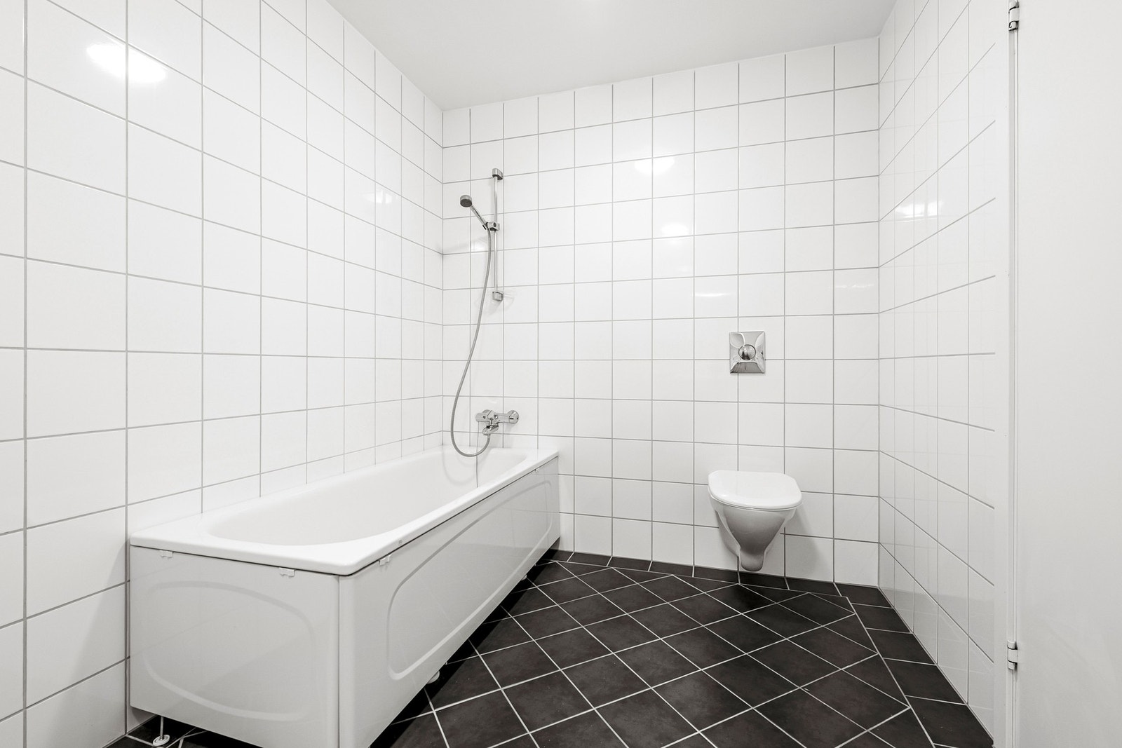 Badet er romslig og har tidløse fliser på overflater. Fyll opp badekaret med varmt vann og masse skum! Galleribilde