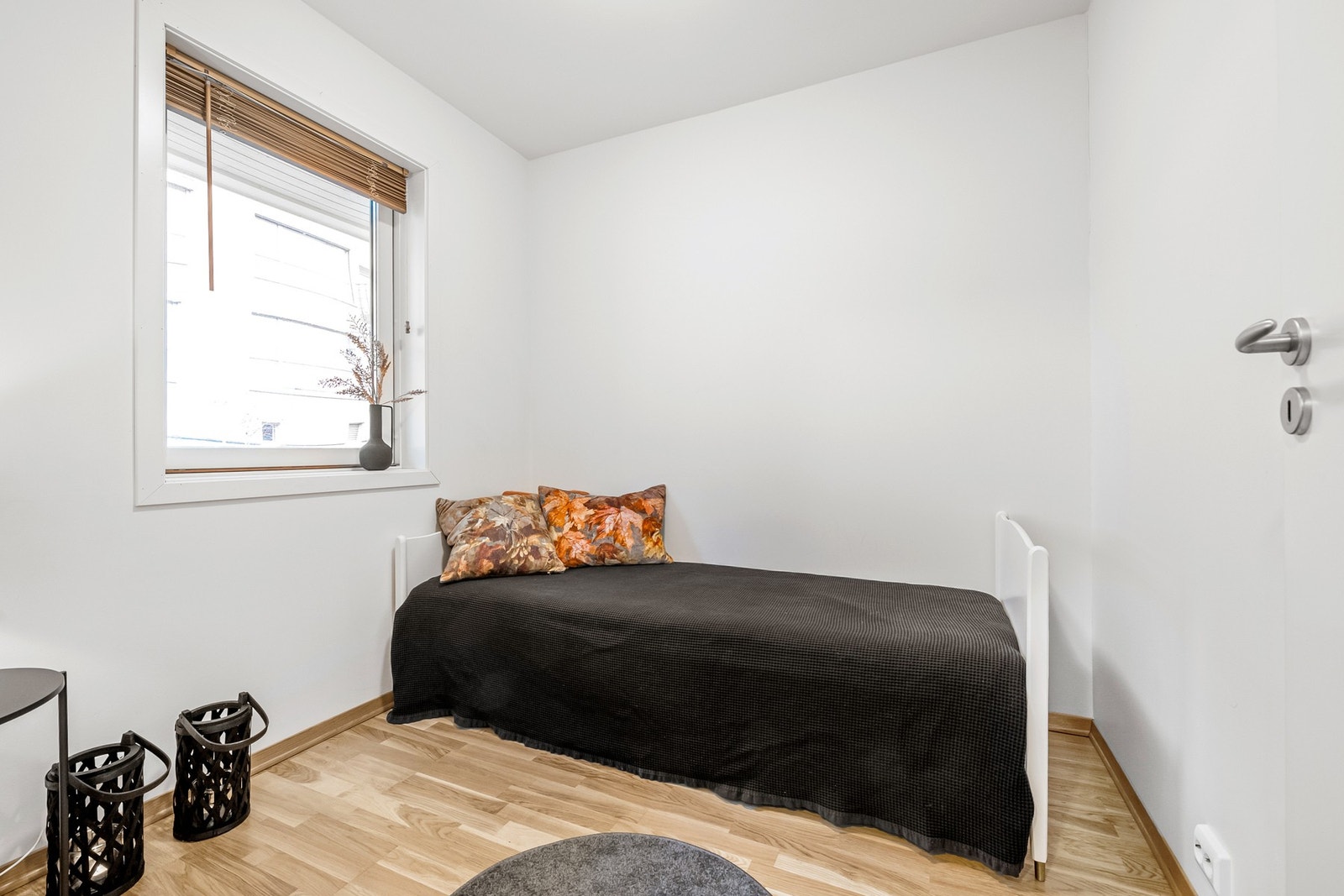 Kontoret har vindu ut mot svalgangen på nordsiden. Galleribilde