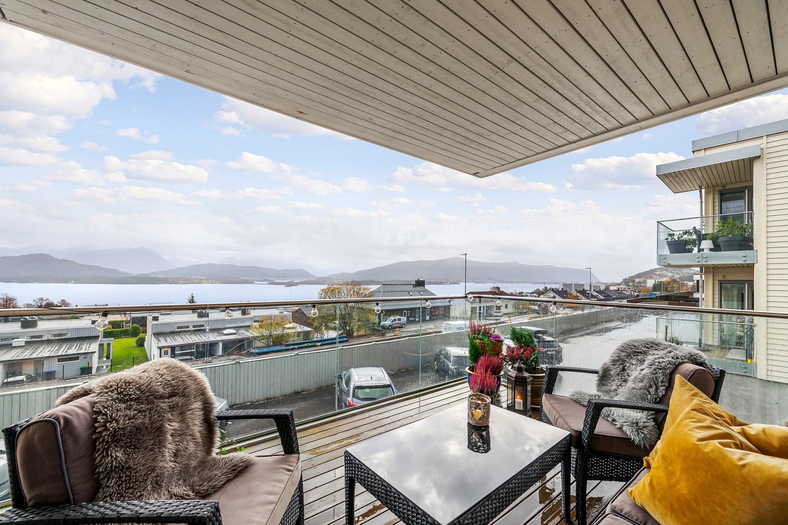 Her kan kose deg med kaffekoppen, favorittboka og den flotte utsikten! Galleribilde