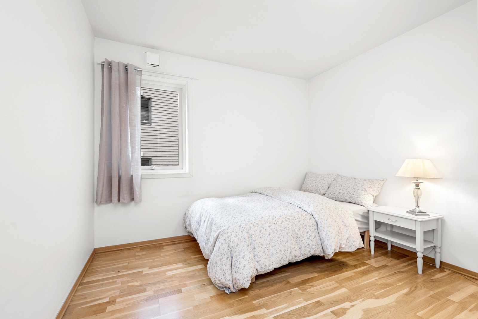 Det finnes 2 soverom i leiligheten og du kan plassere en stor seng her. Galleribilde