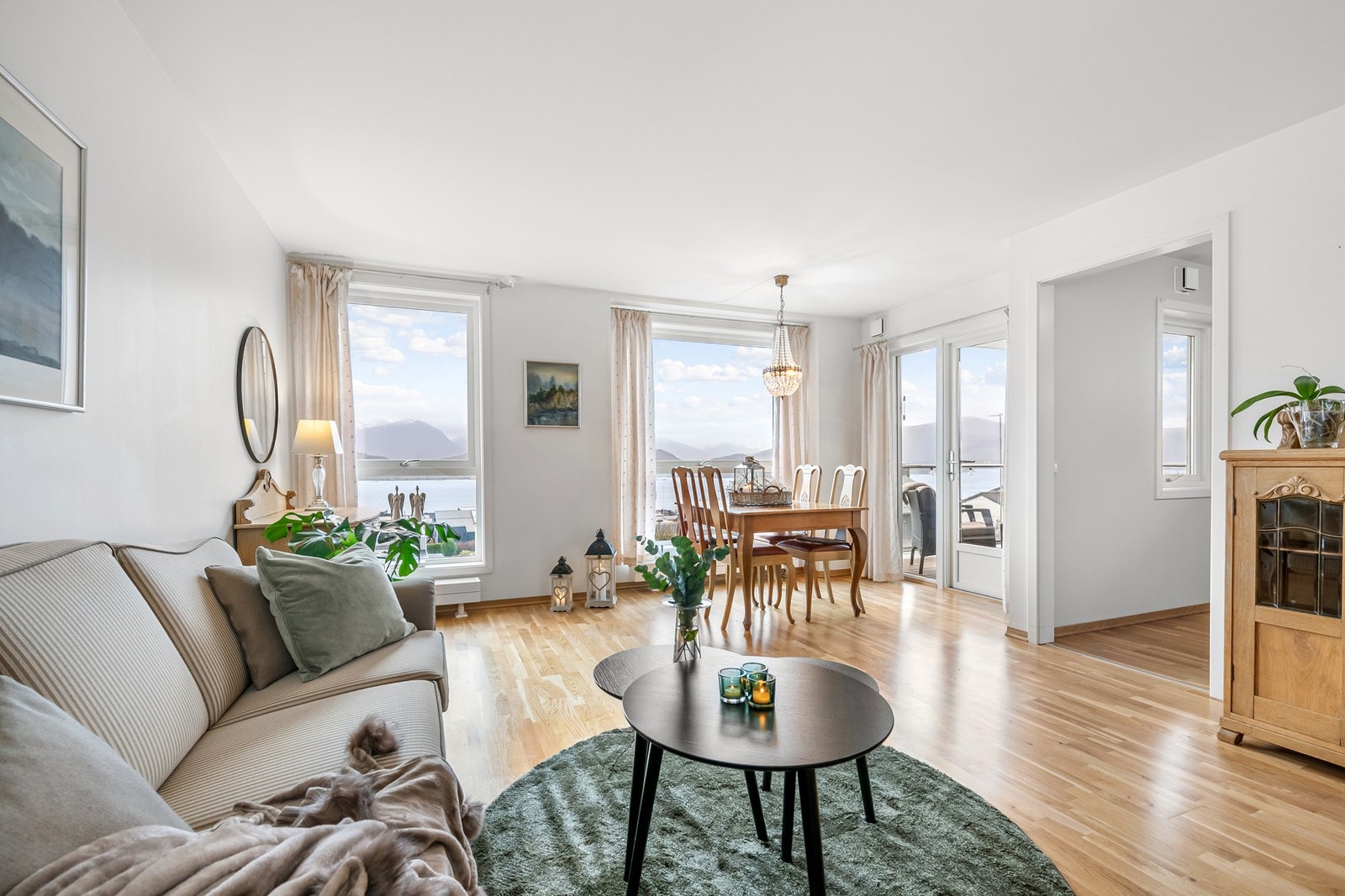 Vinduene vender mot syd og man har tilkomst til veranda fra stue. Galleribilde