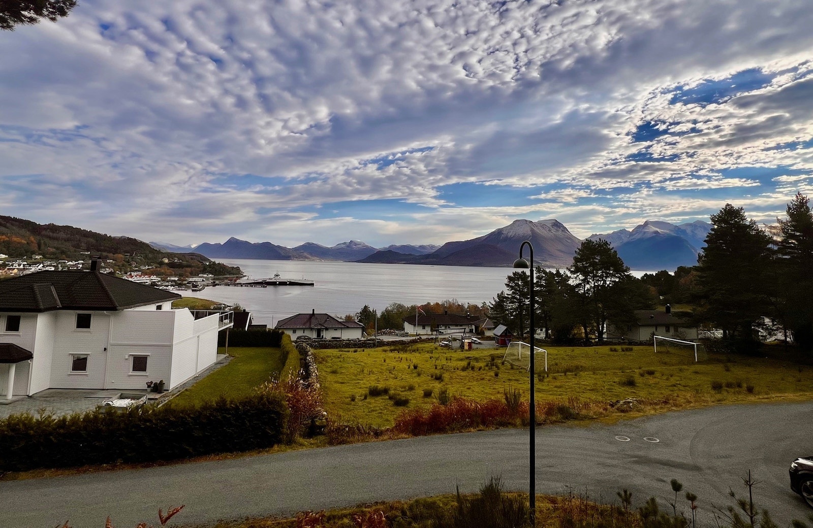 Kvartalslekeplass og fotballbane like ved, kort vei til sjøen og flotte tur- og friområder. Galleribilde