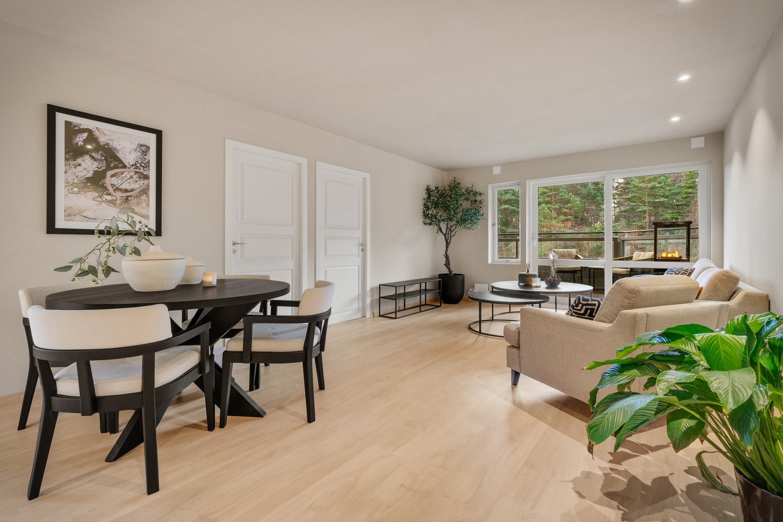 Stuen byr på plass til både spise- og sofagruppe - et fantastisk sosialt preg! Galleribilde