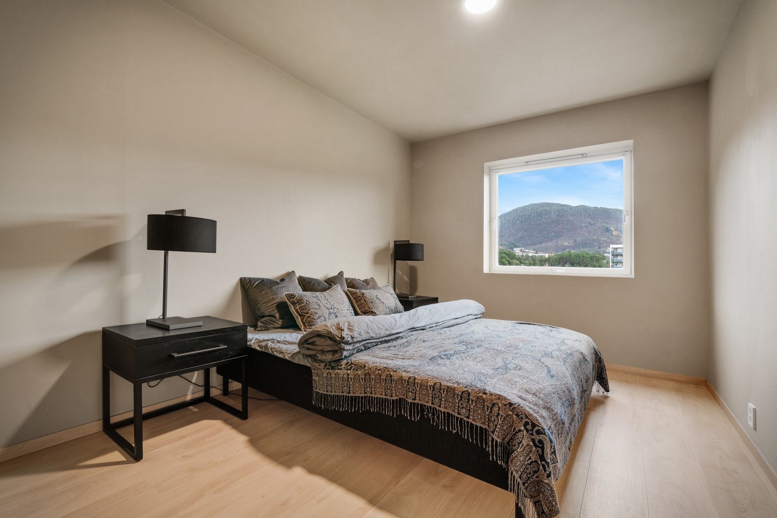 Innred med seng, nattbord og annet passende møblement. Galleribilde