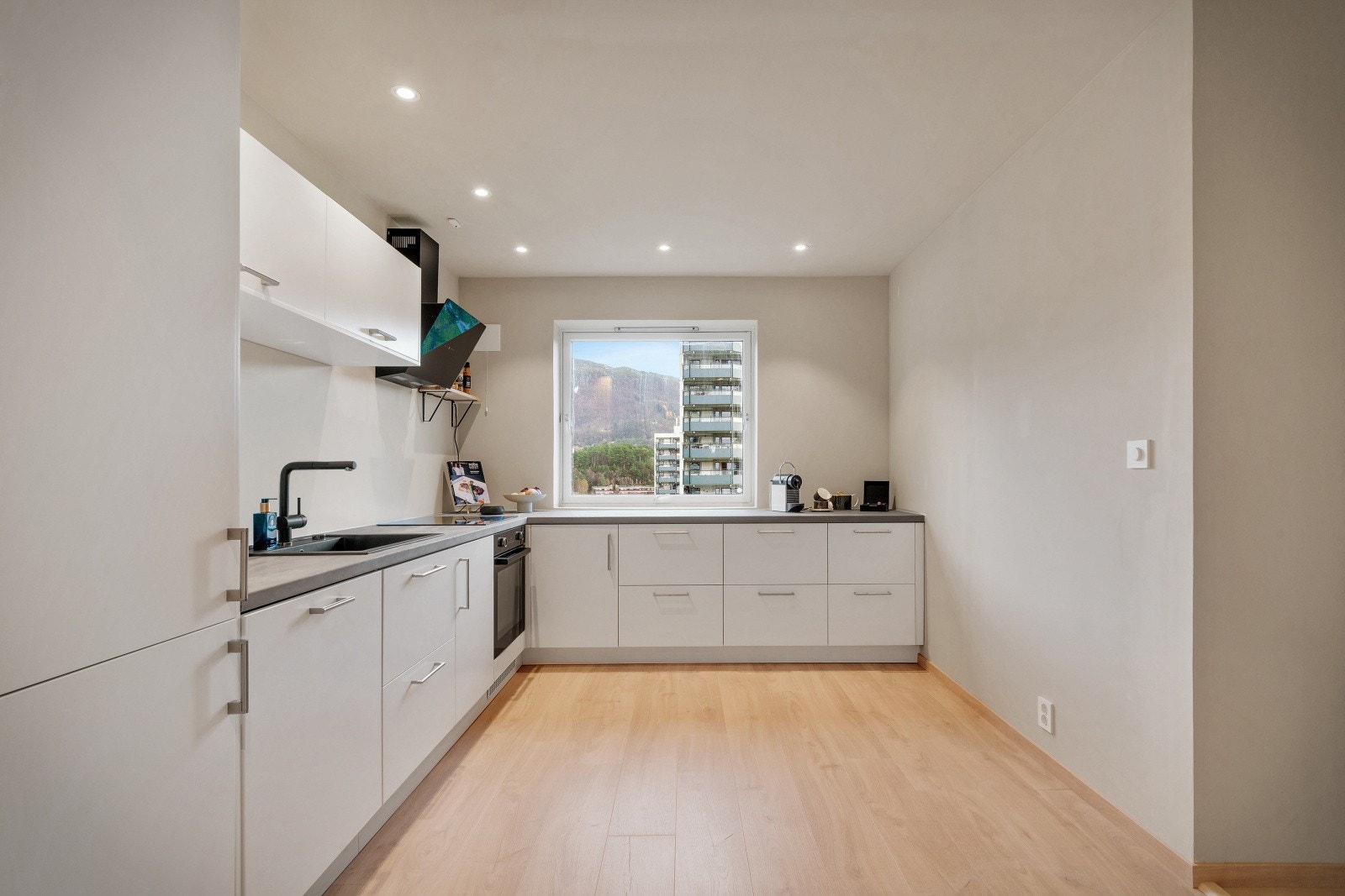 Videre kommer vi til kjøkkenet som er nytt i 2024. Galleribilde