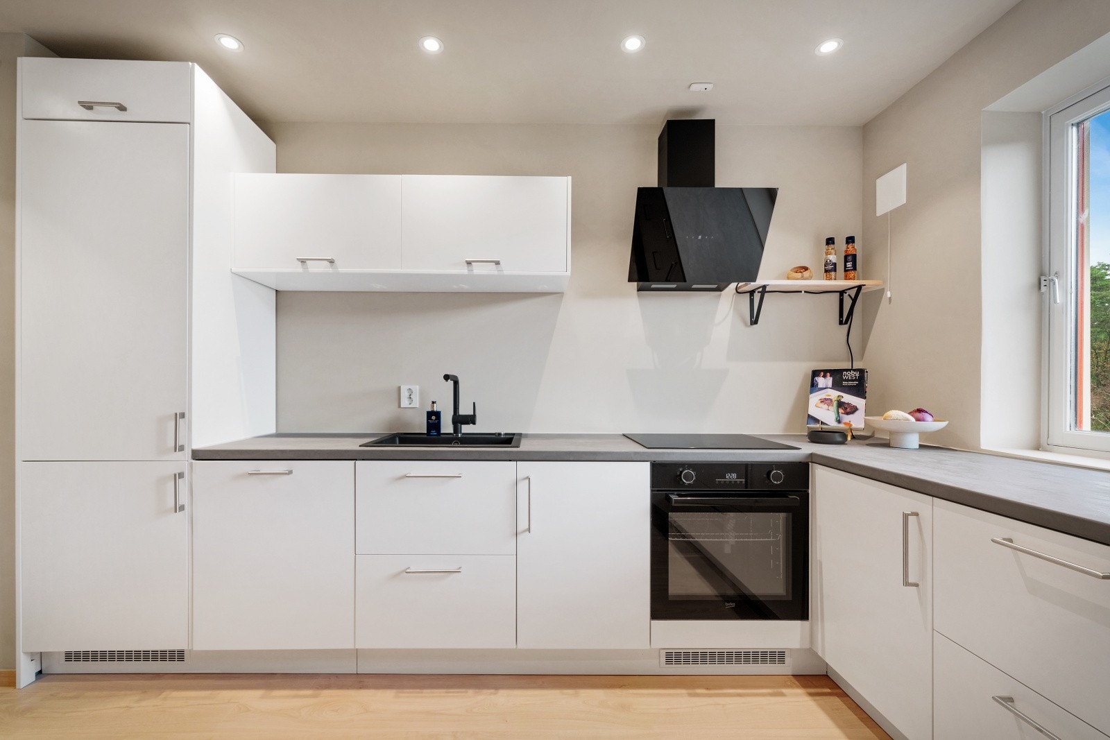 Innredning fra Epoq innredning med slette fronter. Laminat benkeplate med kompositt vaskebeslag. Galleribilde