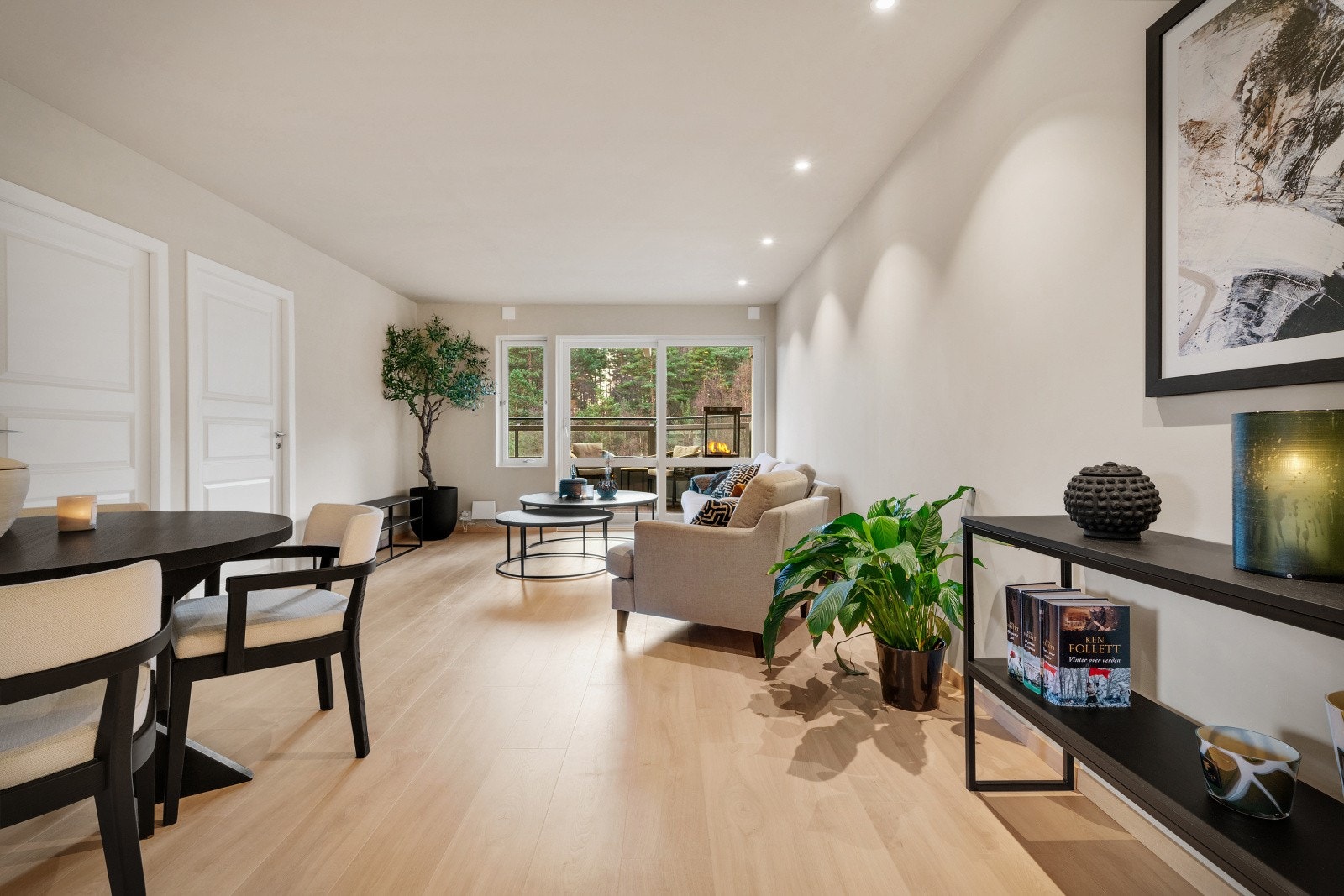 Du blir tatt imot av en lys og luftig stue på 23,7 m², med store vindusflater som sikrer rikelig med naturlig lys. Galleribilde