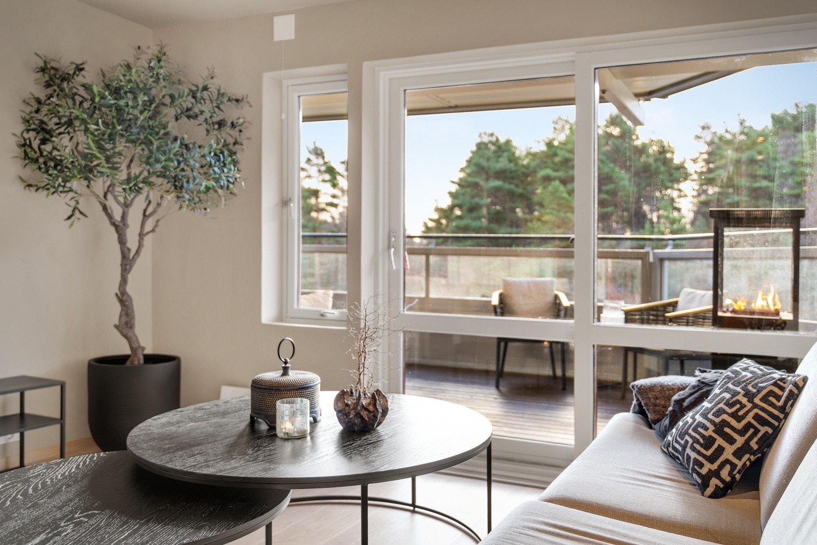 Fra stuen er det adkomst til leilighetens romslige balkong på hele 16 m². Galleribilde