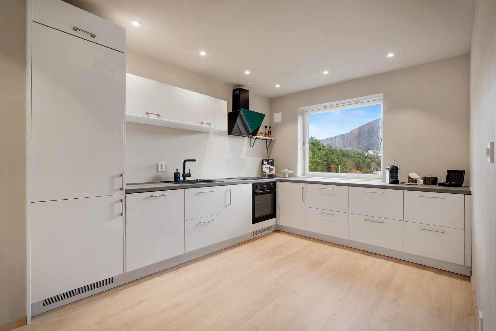 Det er laminat på gulv, malte overflater på vegger og tak. Galleribilde