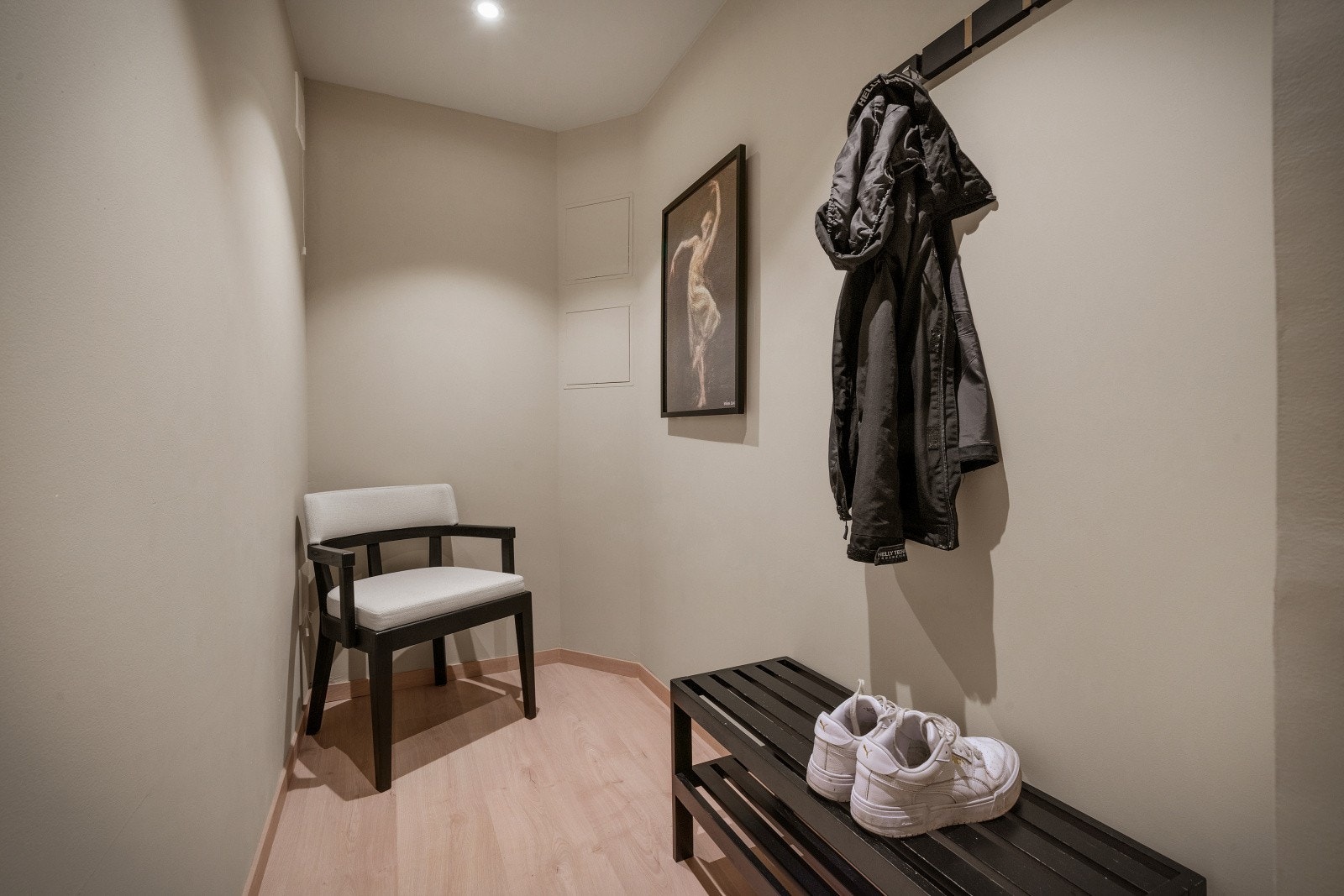 Et pent inngangsparti ønsker deg velkommen inn i en koselig og romslig 4-roms leilighet. Galleribilde