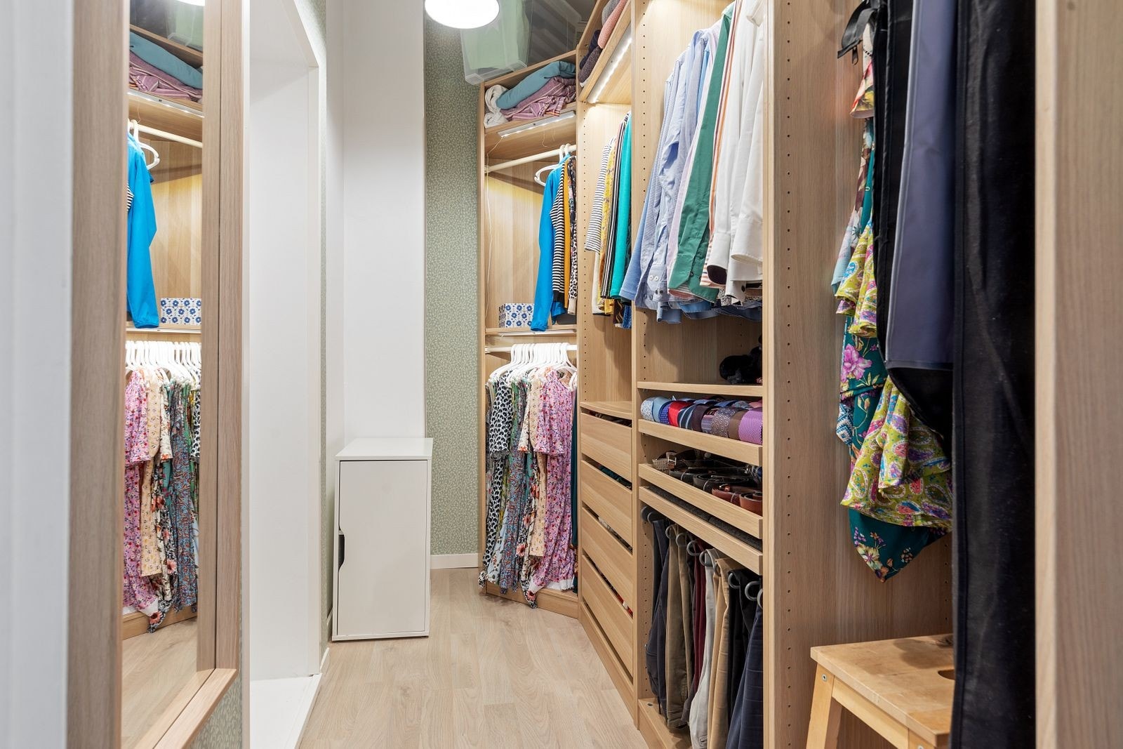 Praktisk walk-in garderobe Galleribilde