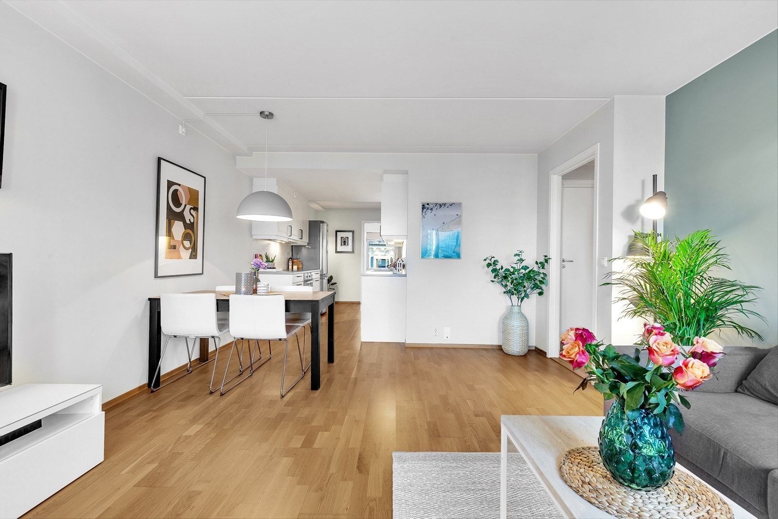 Stue med åpen kjøkkenløsning Galleribilde