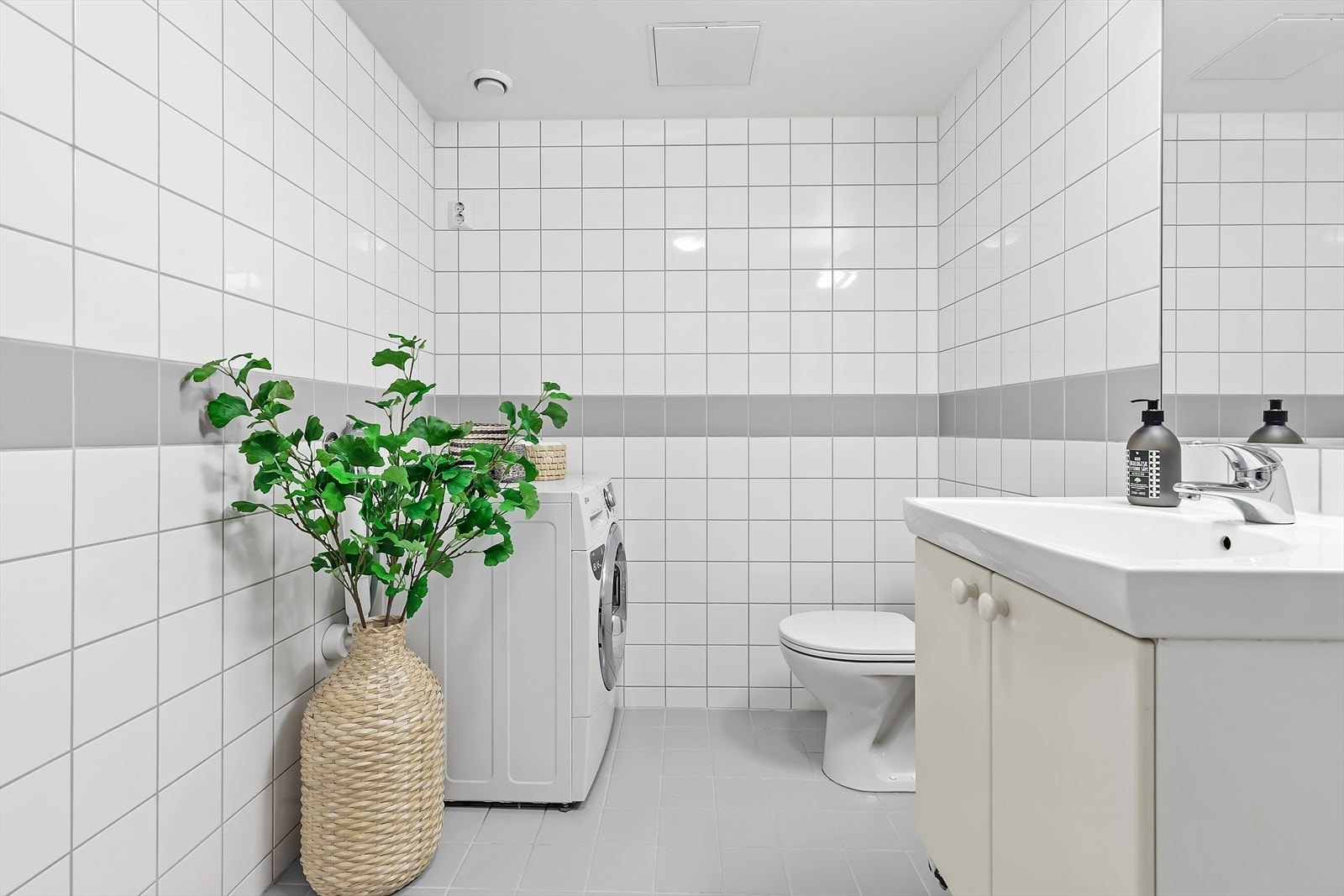 Flislagt bad med vaskemaskin Galleribilde