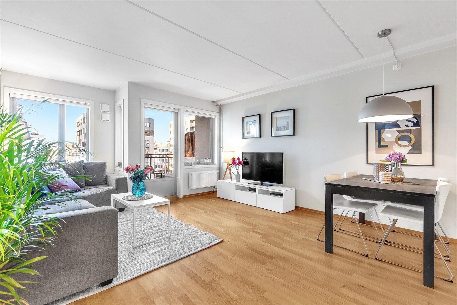 Stue med store vindusflater Galleribilde