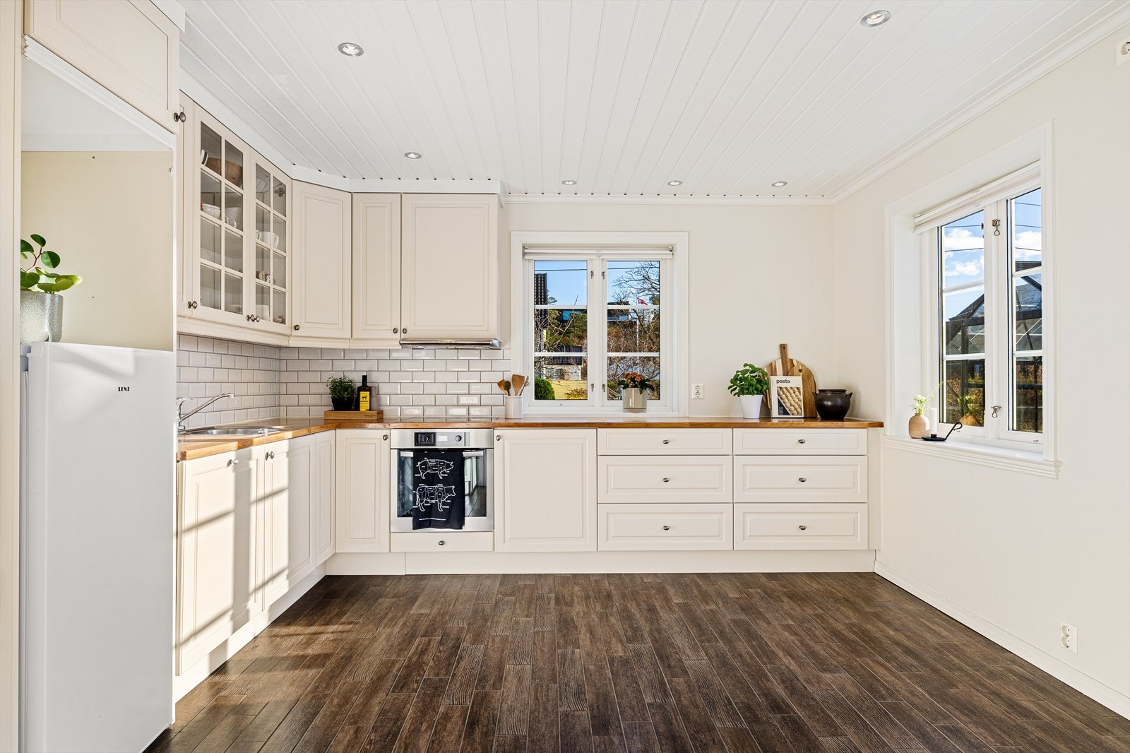 Lyst og pent kjøkken med profilerte fronter. Galleribilde