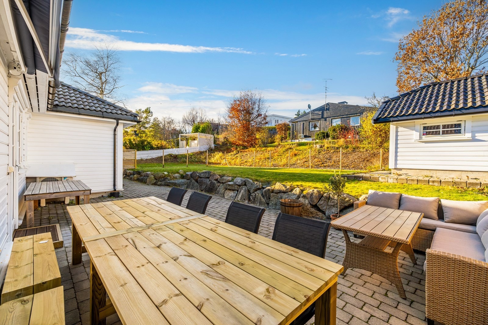 Romslig uteplass med plass til flere møbelgrupper. Galleribilde