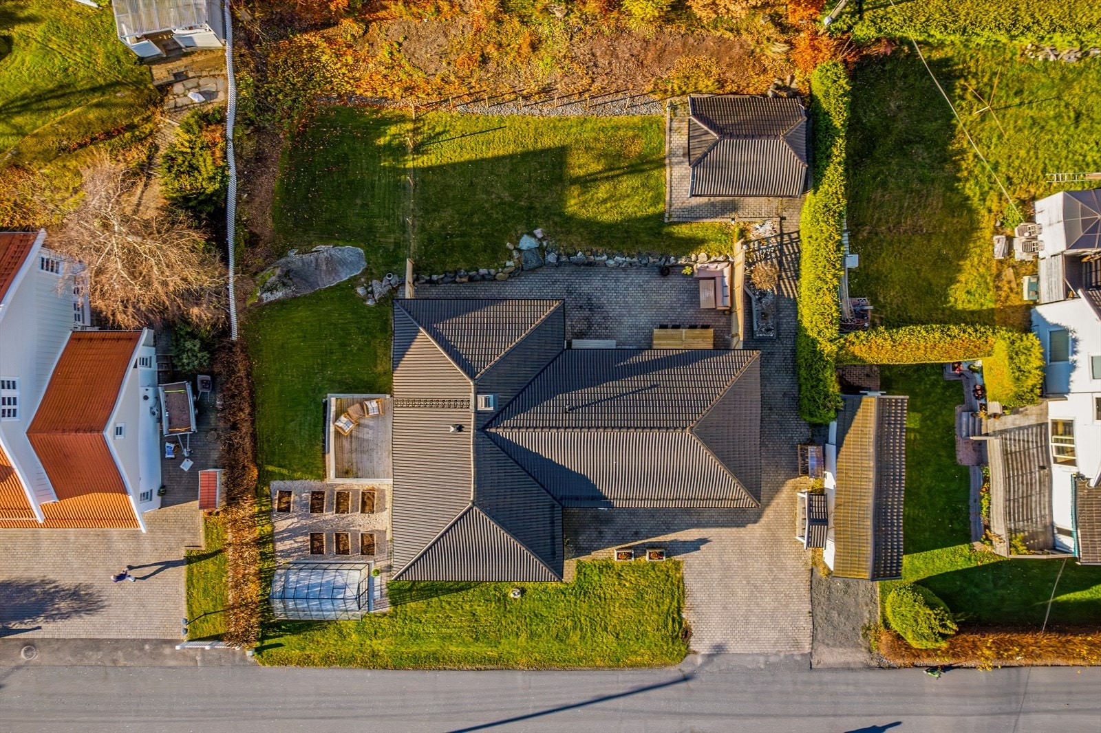 Oversiktsbilde av eiendommen tatt med drone. Galleribilde