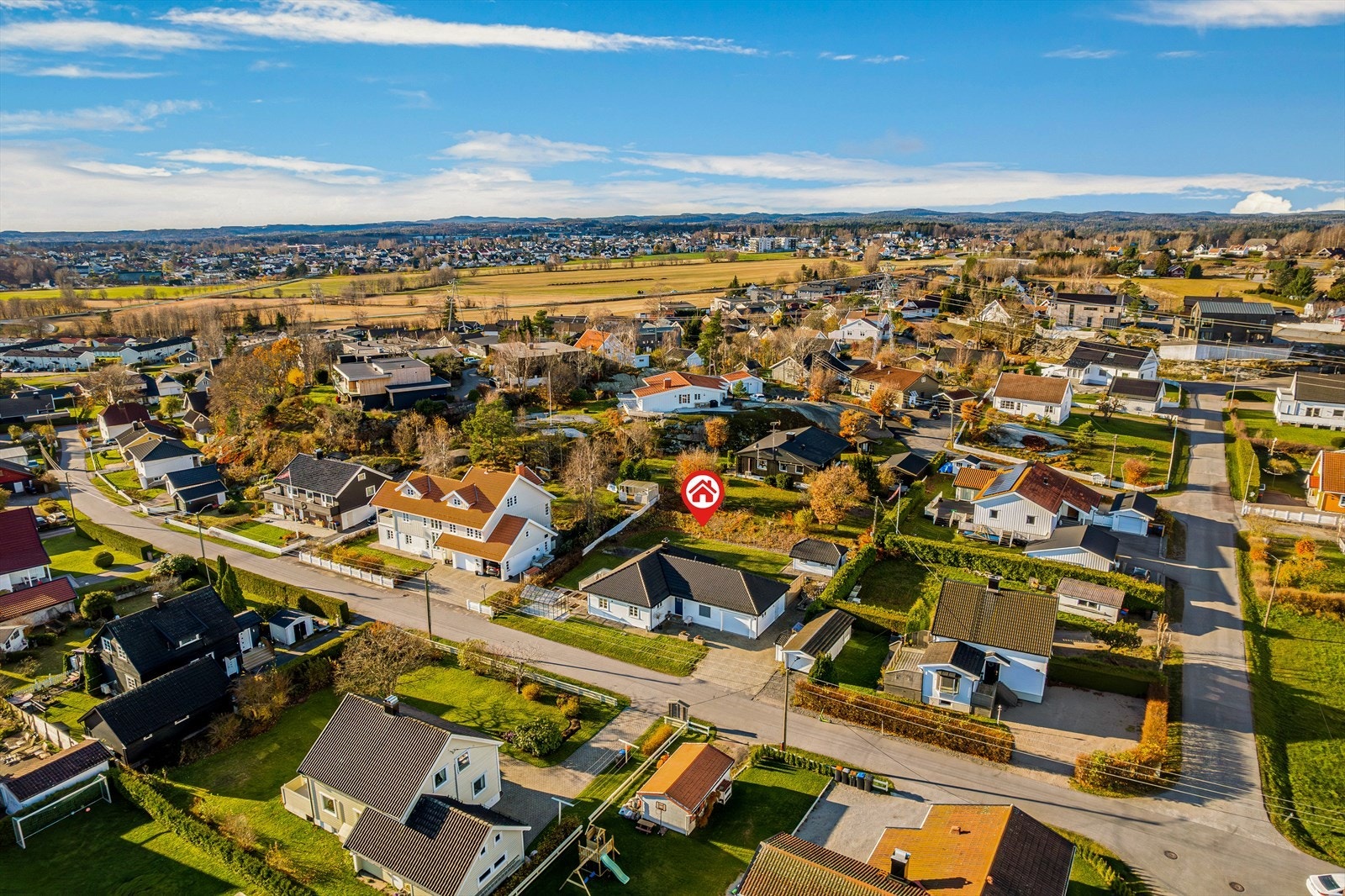 Bilde av boligen og nærområdet tatt med drone. Galleribilde