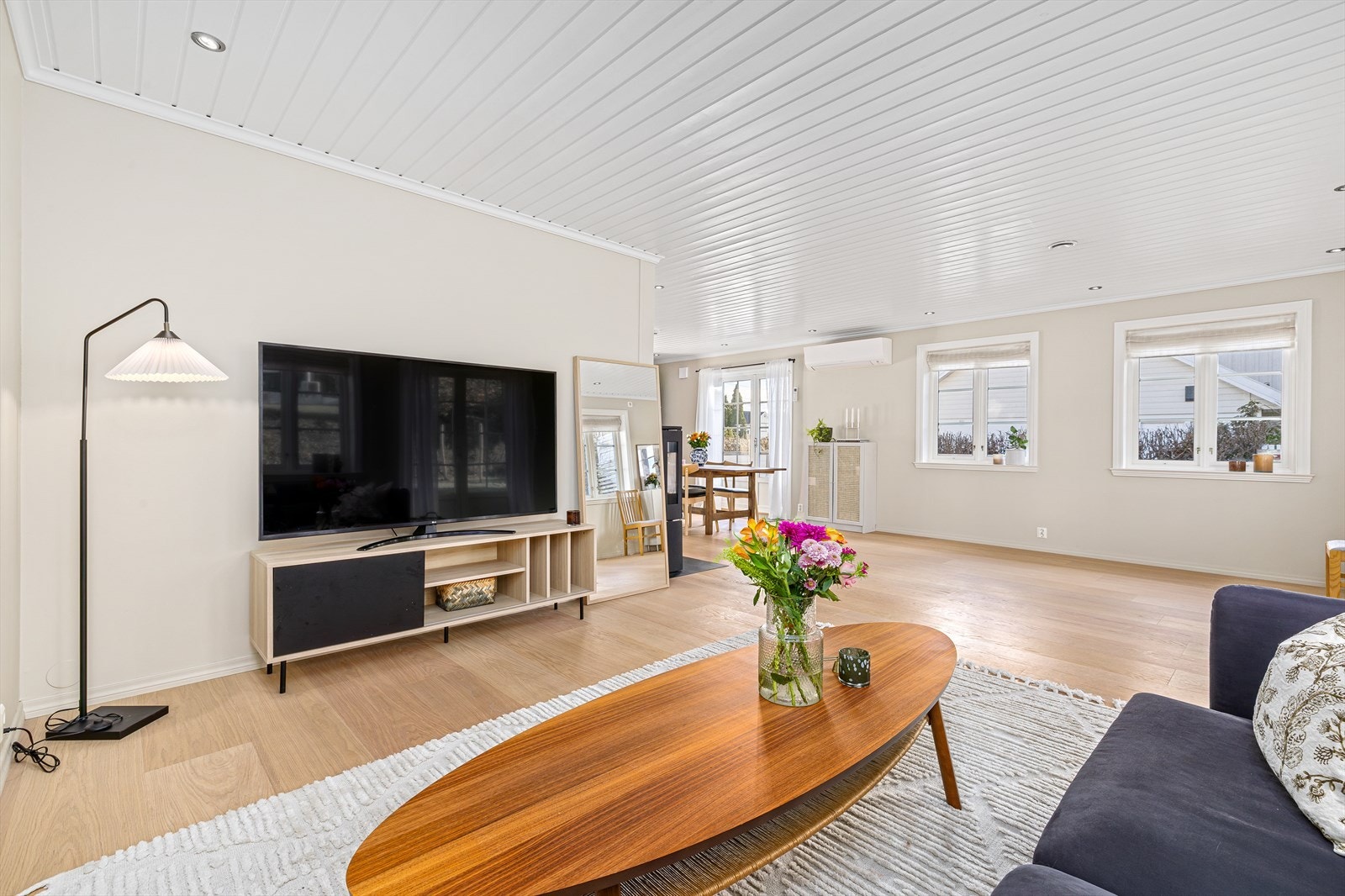 Romslig stue med spotter i tak. Galleribilde