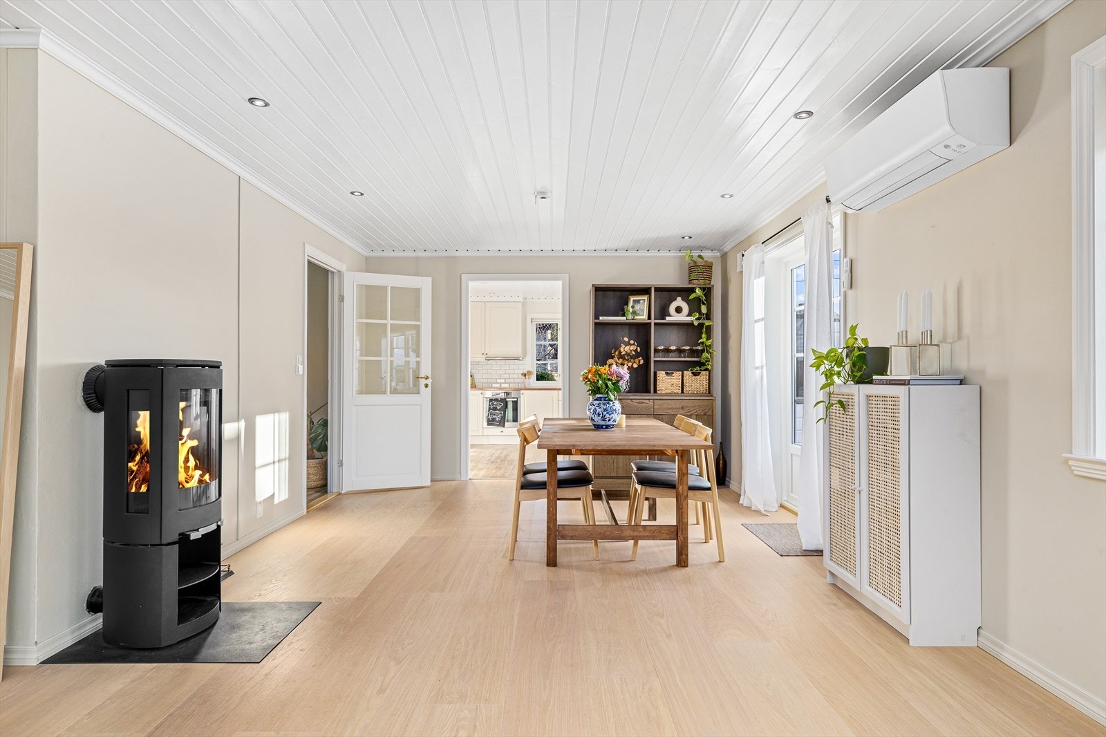 Utgang til romslig terrasse fra gjennom dobbeltfløyet balkongdør. Galleribilde