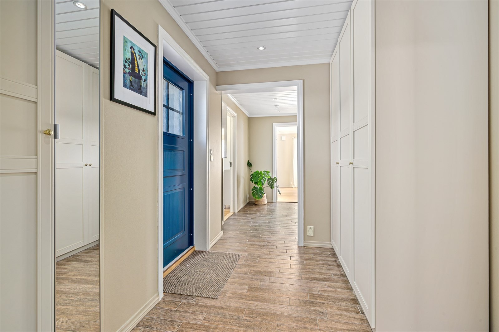 Gang/vindfang med innebyggede garderobeskaper. Galleribilde