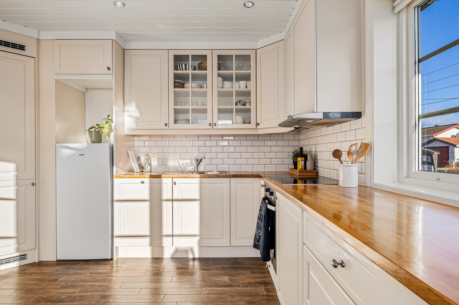 Kjøkken med godt med skap- og benkeplass. Kjølerom, og plass til fryseskap evt. ekstra kjøl-/frys. Galleribilde