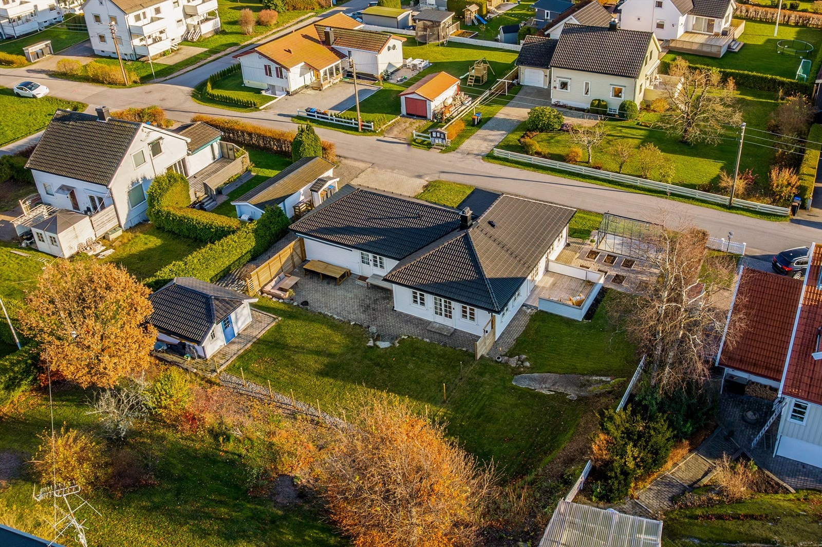 Oversiktsbilde av eiendommen tatt med drone. Galleribilde