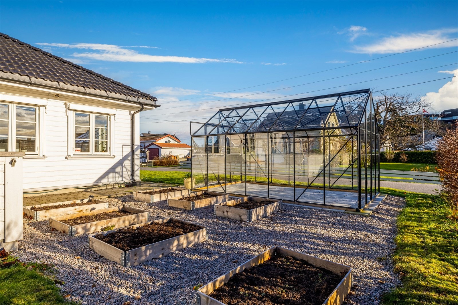 Stor kjøkkenhage og koselig drivhus for de med grønne fingre. Galleribilde