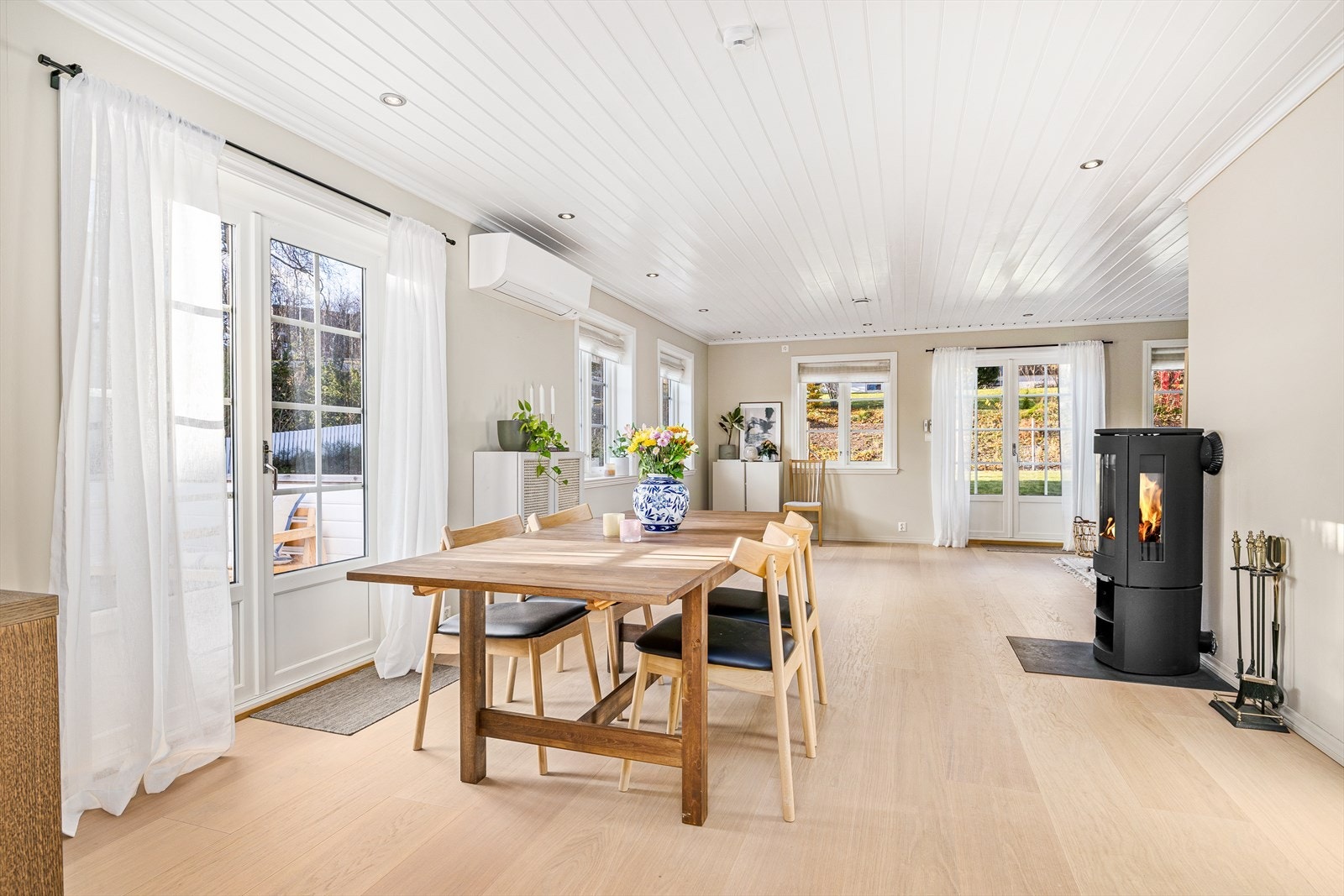 God plass til både sofa- og spisestuemøblement i stuen. Galleribilde