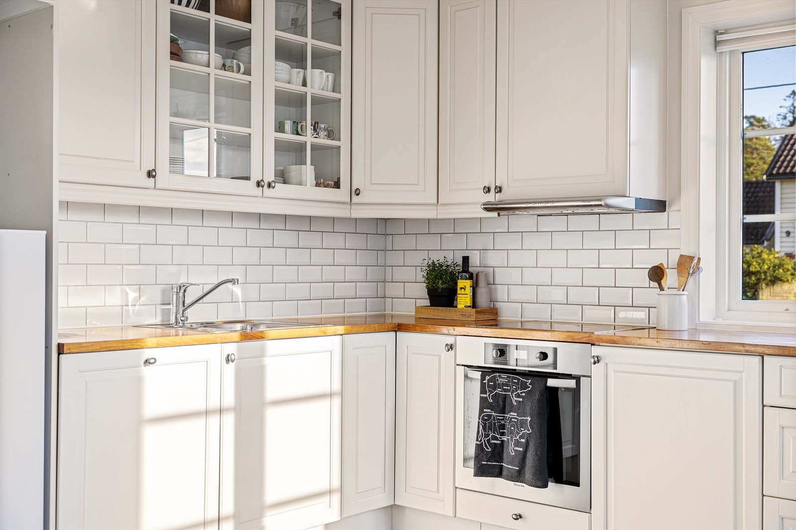 Lyst og pent kjøkken. Galleribilde