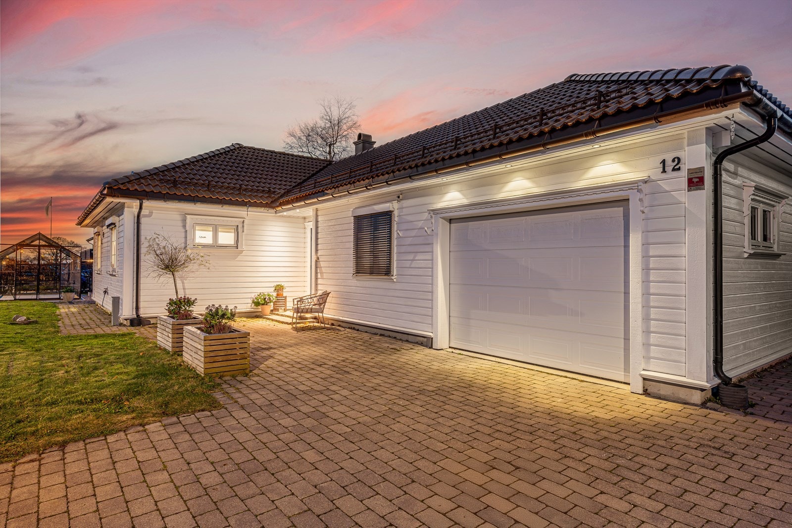 Koselig inngangsparti og garasje Galleribilde