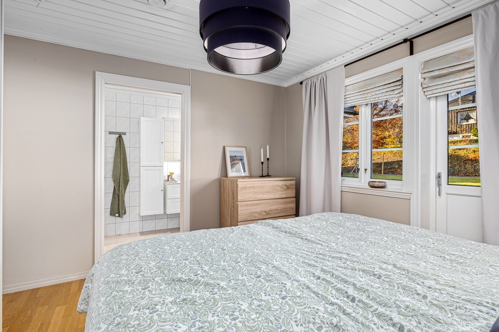 Fra hovedsoverommet har man direkte adkomst til eget bad. Galleribilde