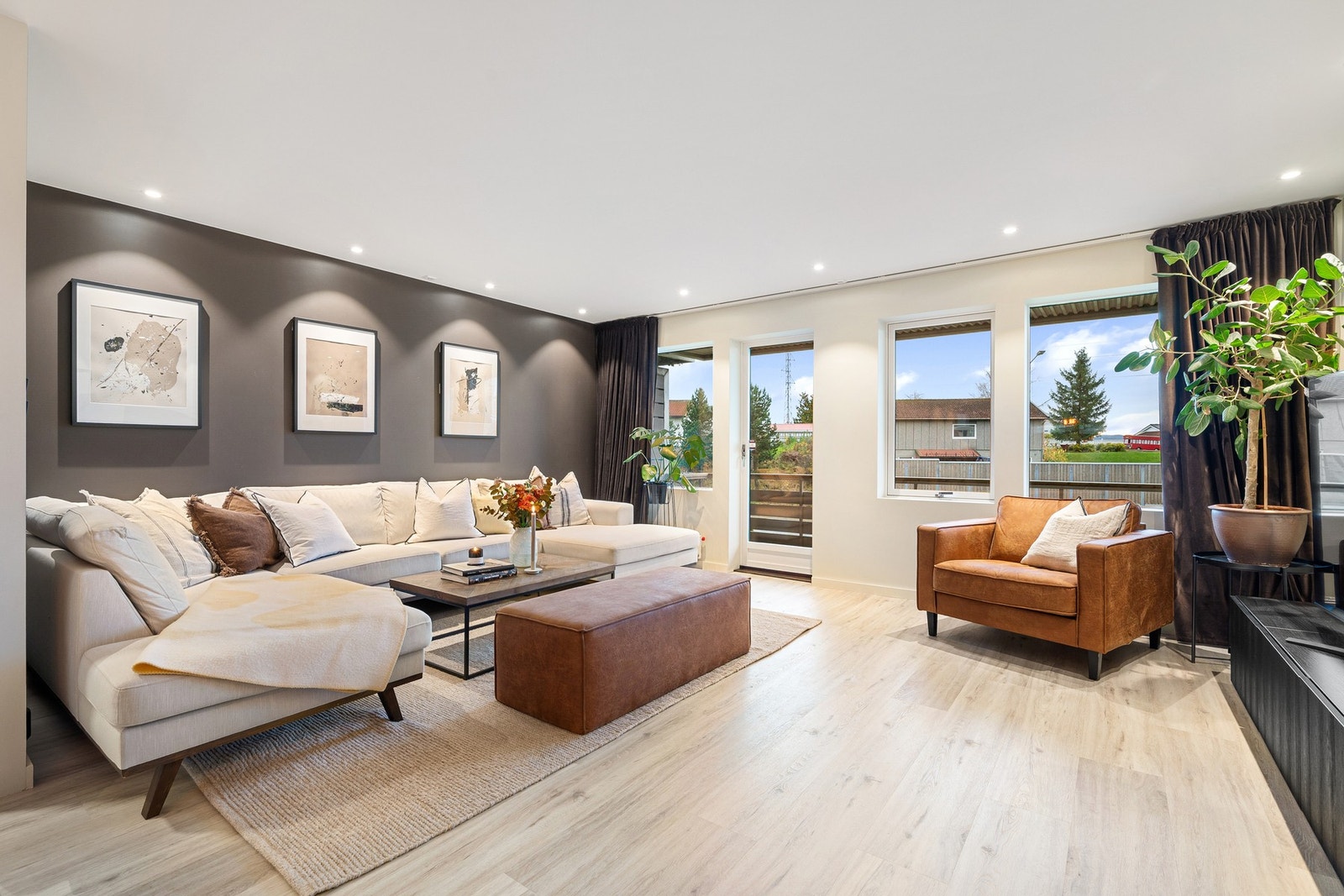 EiendomsMegler 1 ved Peder Bjørnstad har gleden av å presentere en meget flott og moderne bolig i Utleirtunet 4 B. Galleribilde