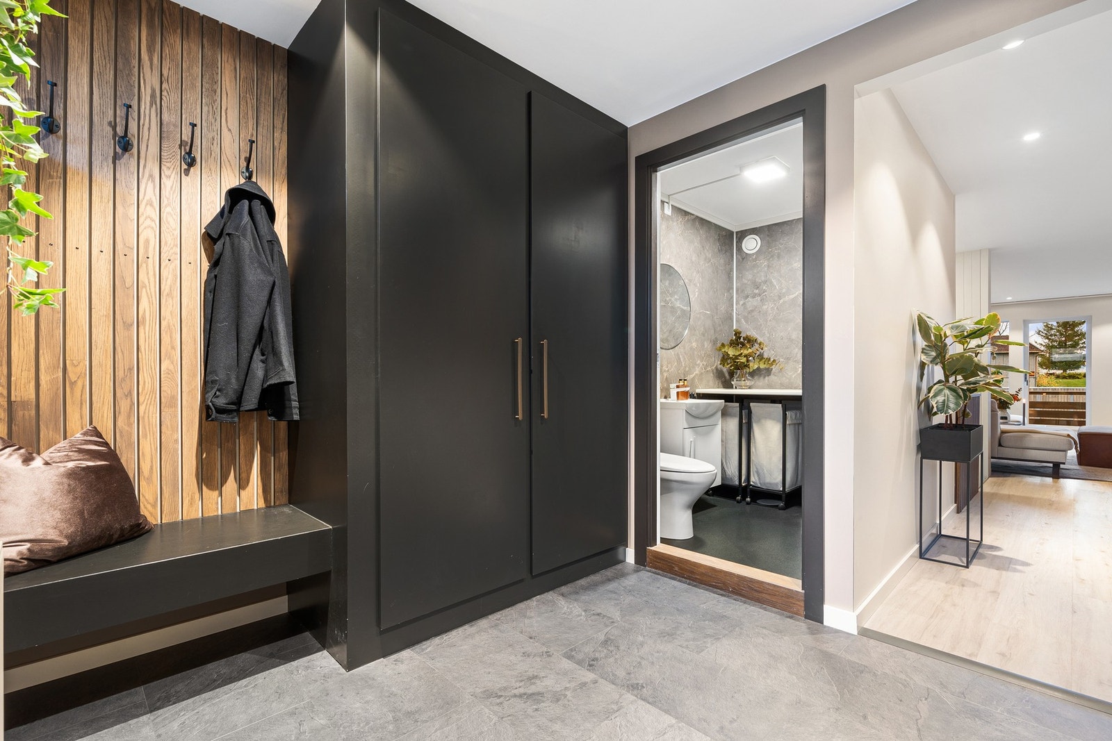 Innredet med garderobeskap. Galleribilde