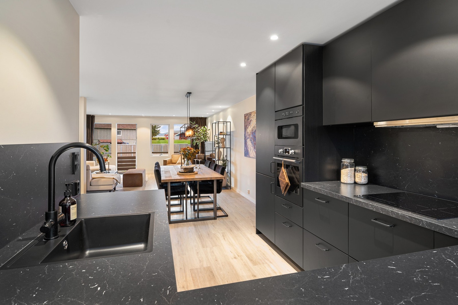 Den åpne løsningen gjør rommet til et hyggelig oppholdsrom. Galleribilde