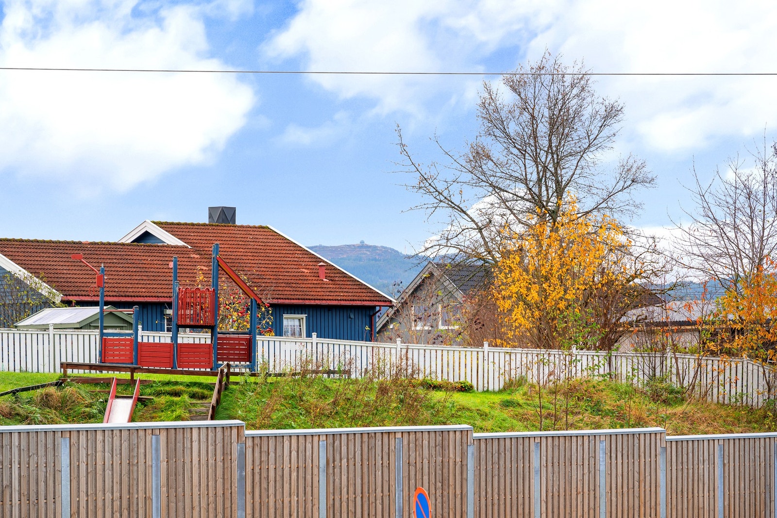 Boligen har en flott beliggenhet med umiddelbar nærhet til turstier i Estenstadmarka. Galleribilde