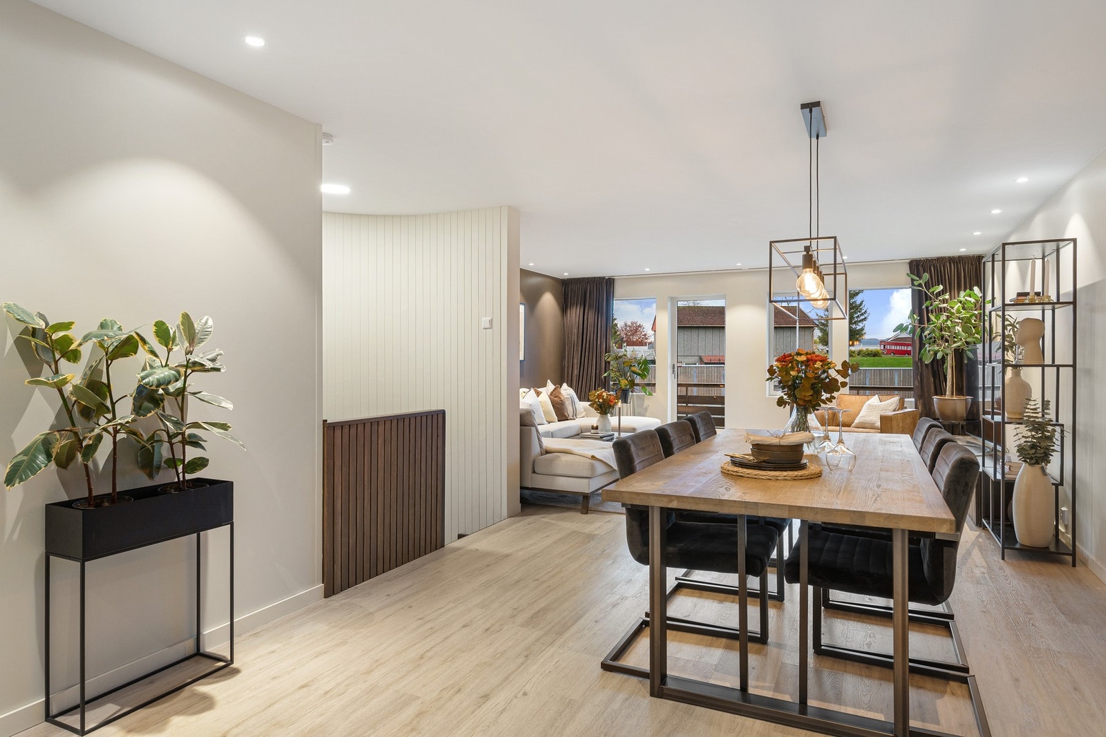 Åpen stue/kjøkkenløsning på over 44 kvm med naturlig sonedeling. Galleribilde