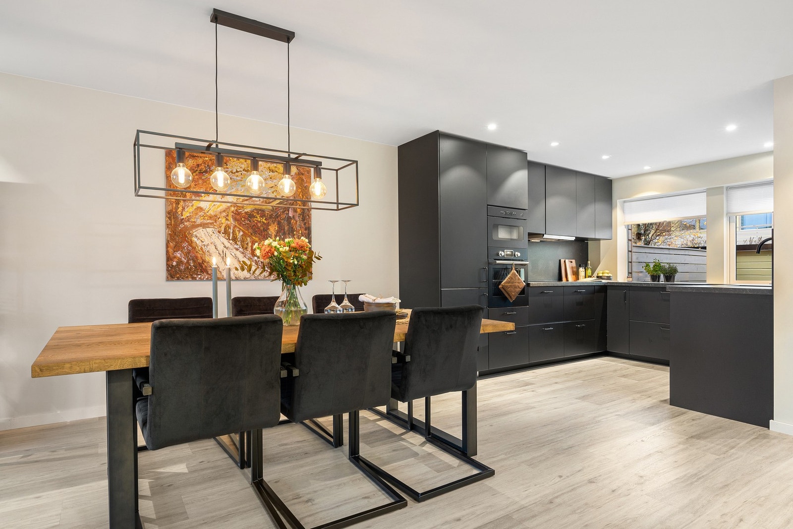 Spisestuen finner sin naturlige plass mellom kjøkkenet og stuen. Galleribilde