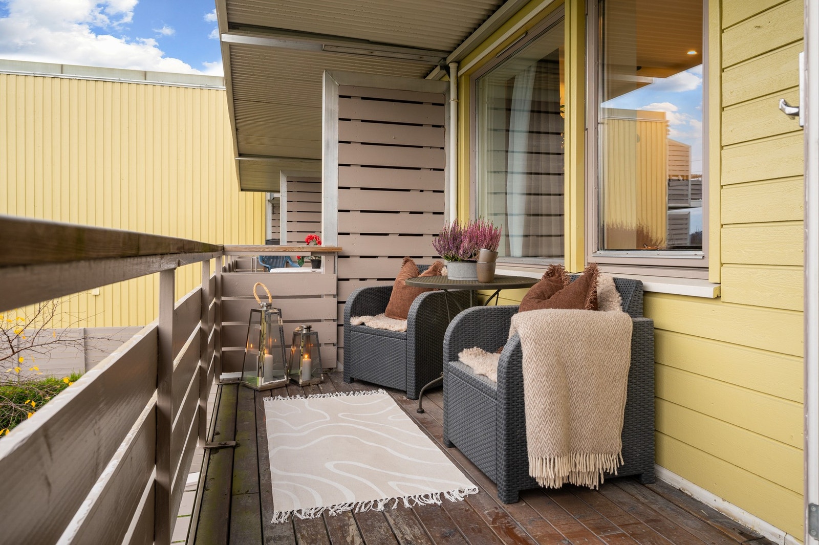 Utgang til boligens veranda fra stuen. Det blir som en naturlig forlengelse av stuen på sommerhalvåret. Galleribilde