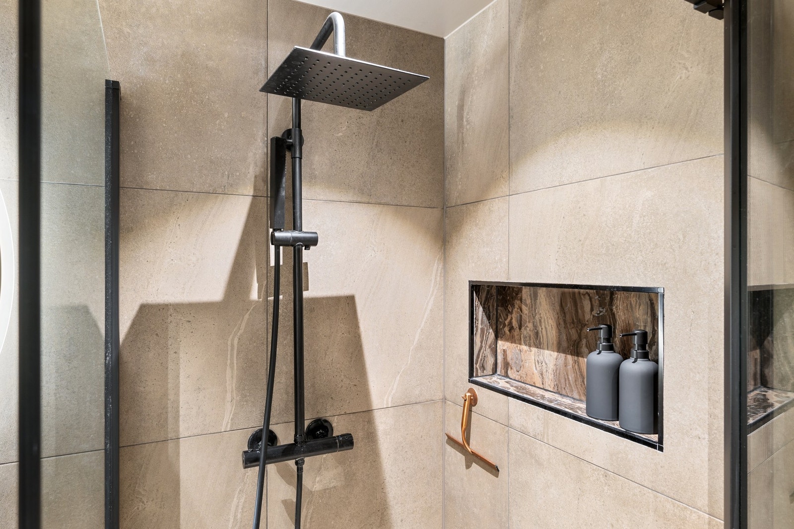 Lekker detalj med integrert hylle og regndusj. Galleribilde