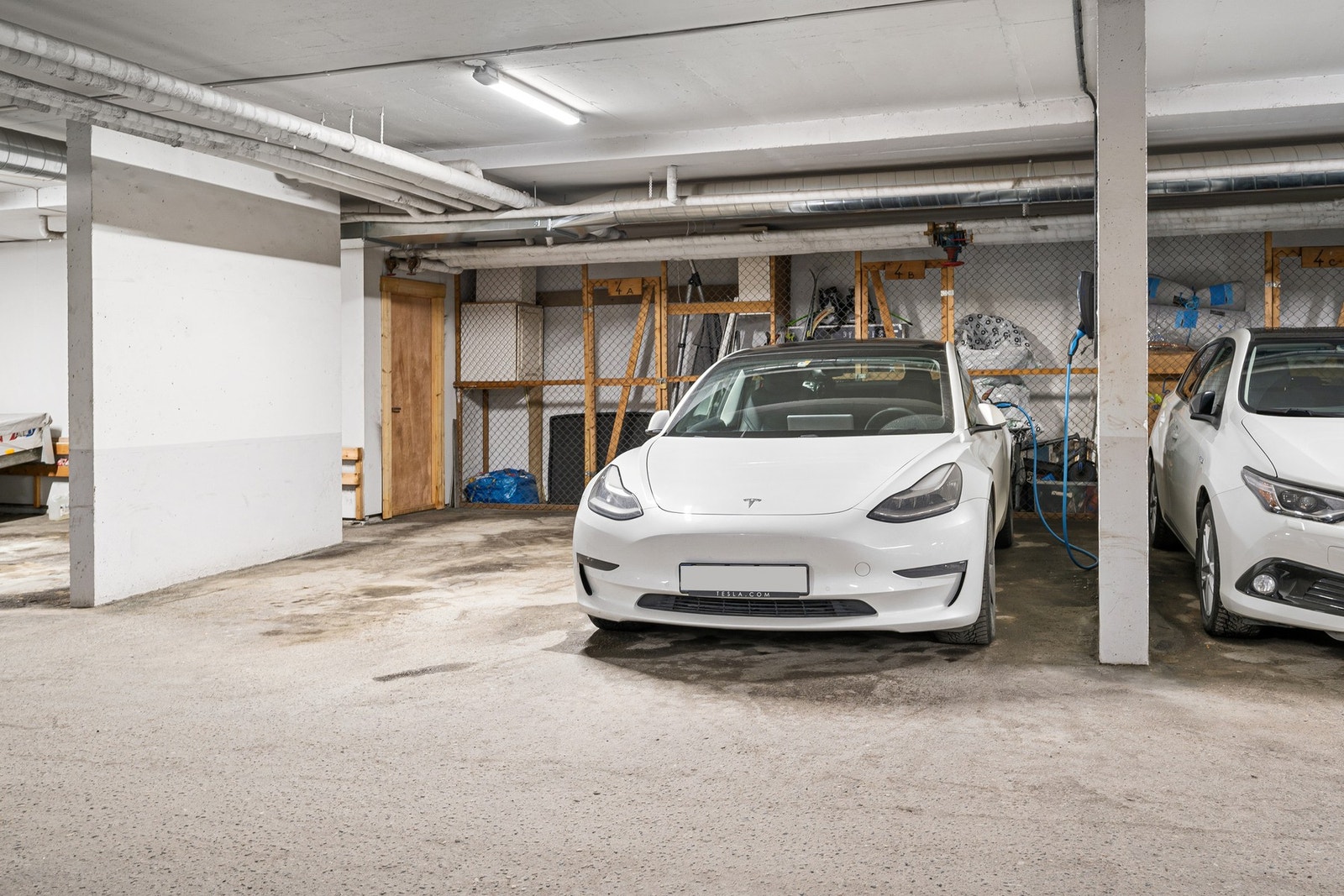 Parkering i garasjekjeller med etablert el-billader. Ekstern bod i tillegg. Galleribilde