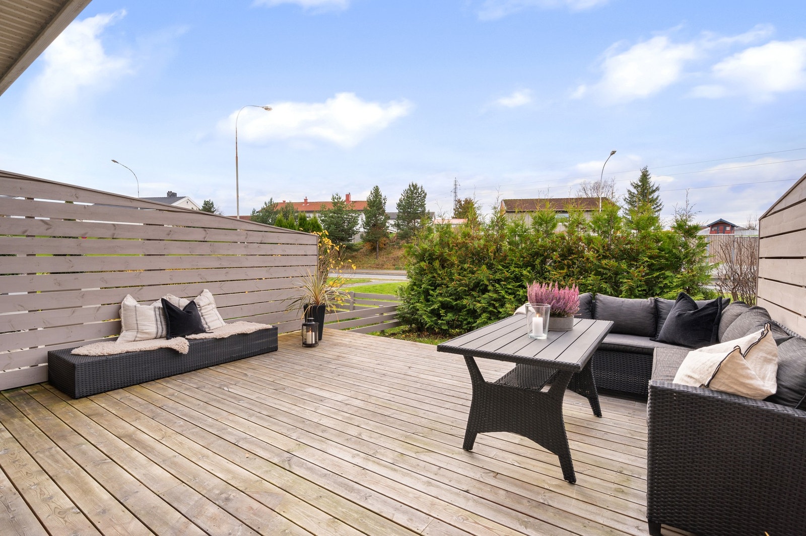 Her har man gode solforhold ettermiddags- og kveldstid, på sommeren. Galleribilde