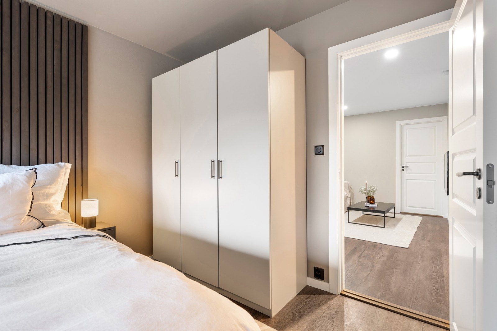 Innredet med garderobeskap. Galleribilde