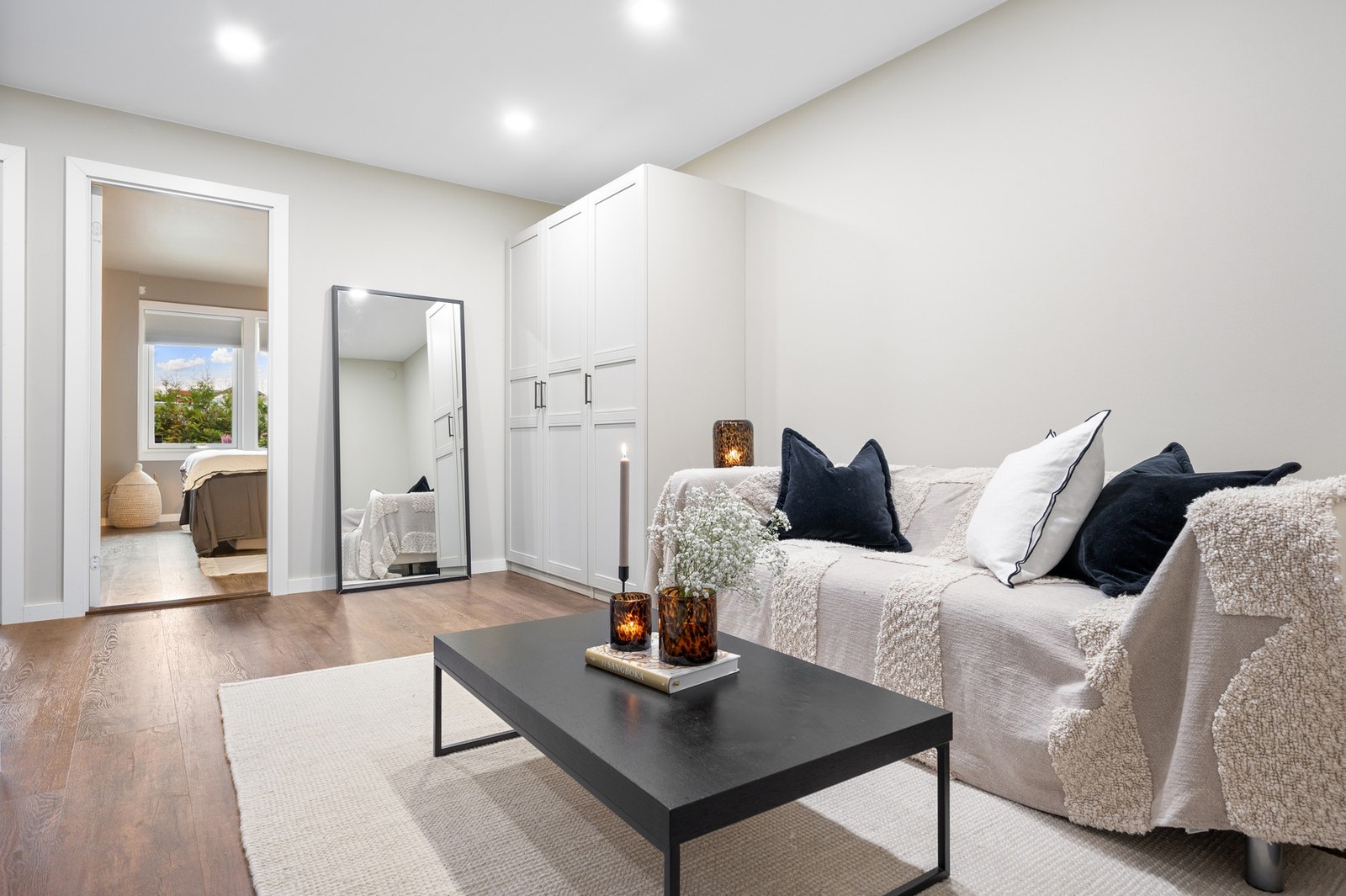 God plass til sofagruppe og tilhørende møblement. Galleribilde