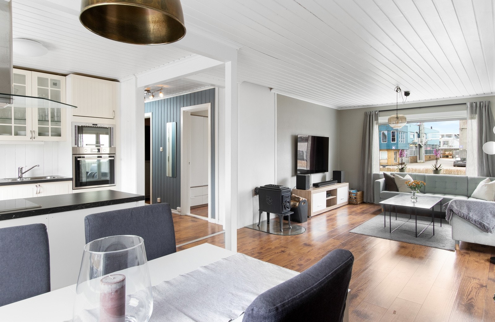 Den åpne løsningen mot kjøkkenet, samt vinduer i hver ende skaper en luftig atmosfære. Galleribilde