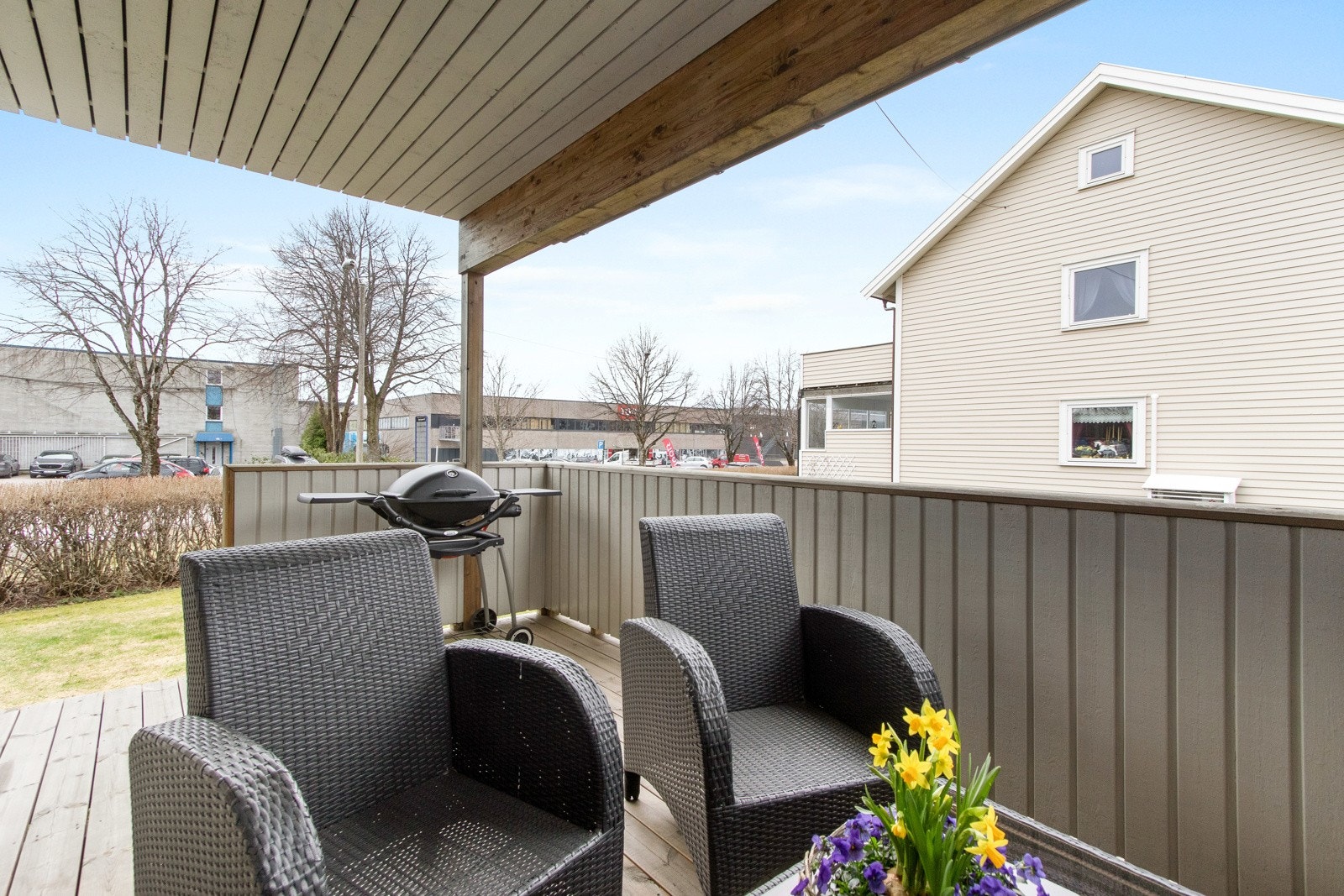 Fra stuen er det utgang til en overbygget terrasse på ca. 11 kvm. Galleribilde