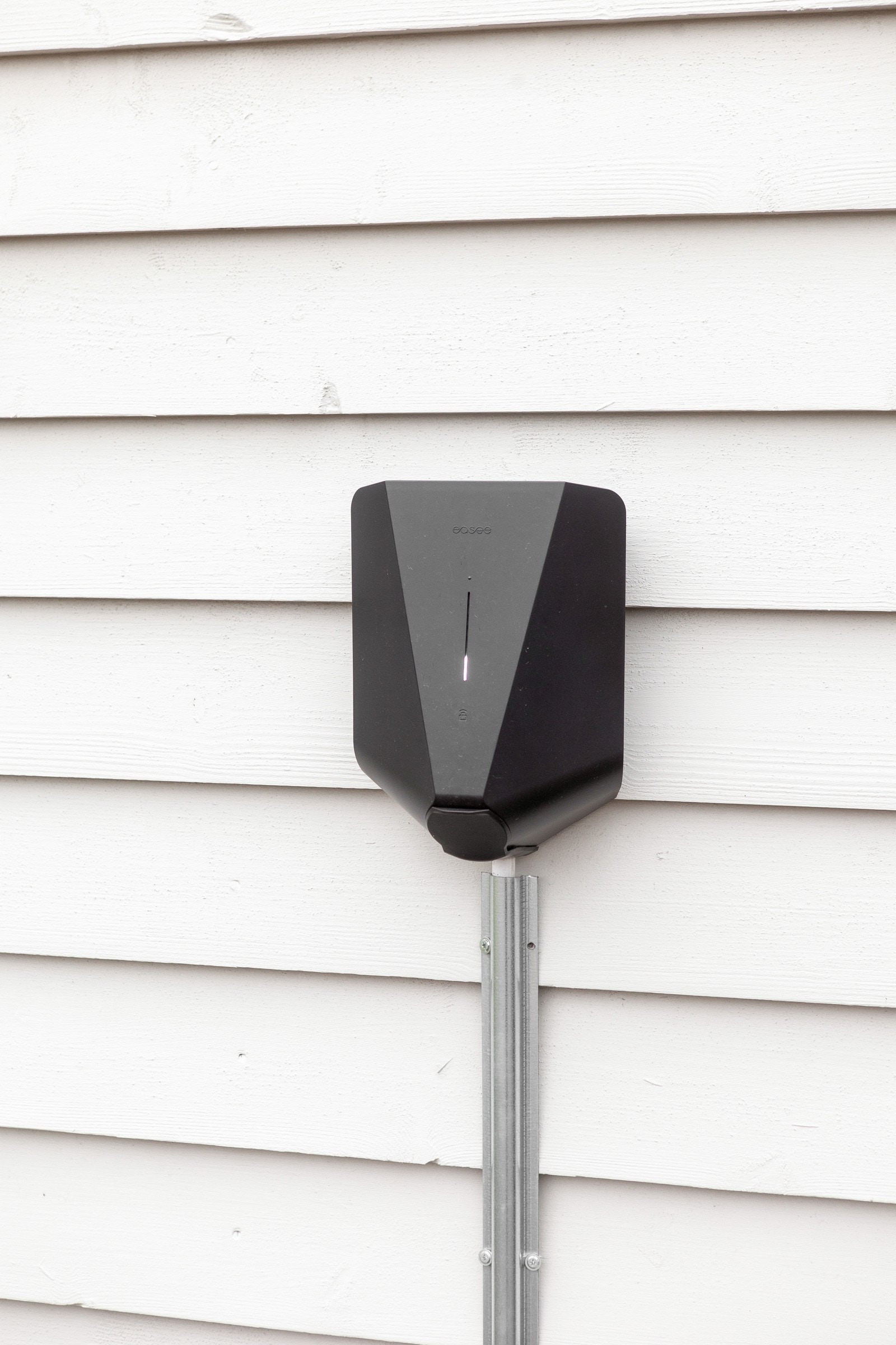 Foran huset er det asfaltert gårdsplass med felles parkering med ladeplasser for beboere. Galleribilde