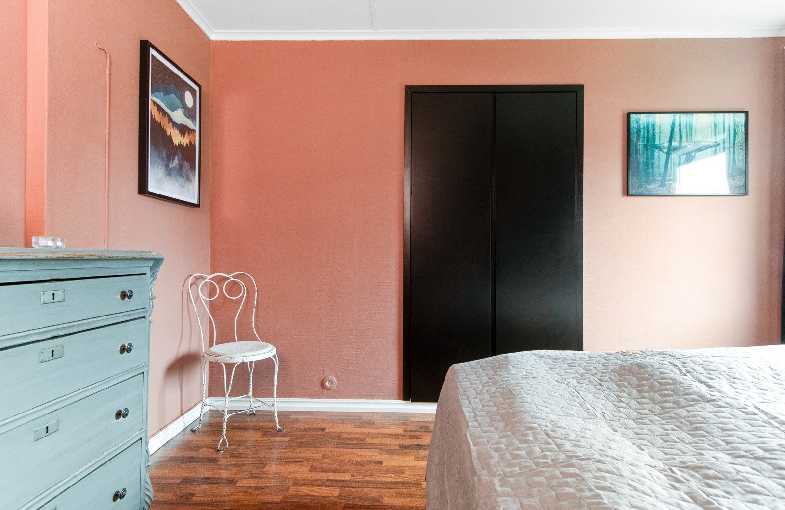 Rommene god plass til senger med tilhørende møblement og oppbevaringsplass i garderobeskap. Galleribilde