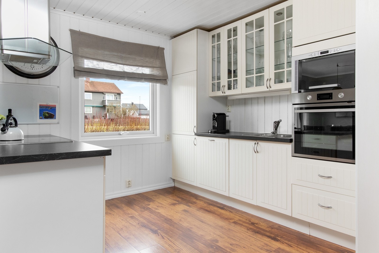 Hvitevarene består av induksjonstopp, stekeovn og mikro fra 2005, samt oppvaskmaskin og kjøl/frys fra 2020. Koketoppen er plassert på halvøya og over er det avtrekk fra takmontert ventilator med avtrekk ut. Galleribilde